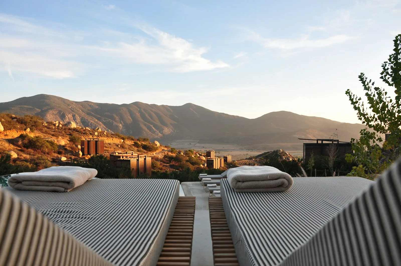 Terraza frente a un paisaje de montaña al atardecer, fotografía de ambientación