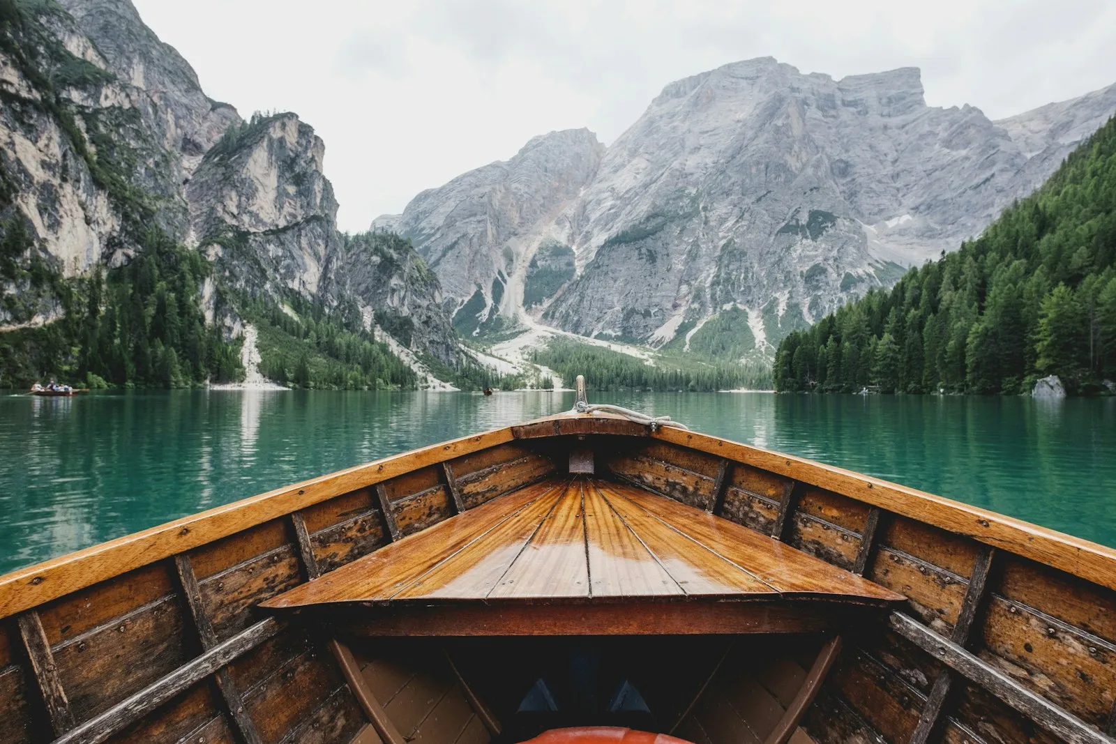 Un lago entre montañas, evocación de los lugares que recordamos al viajar