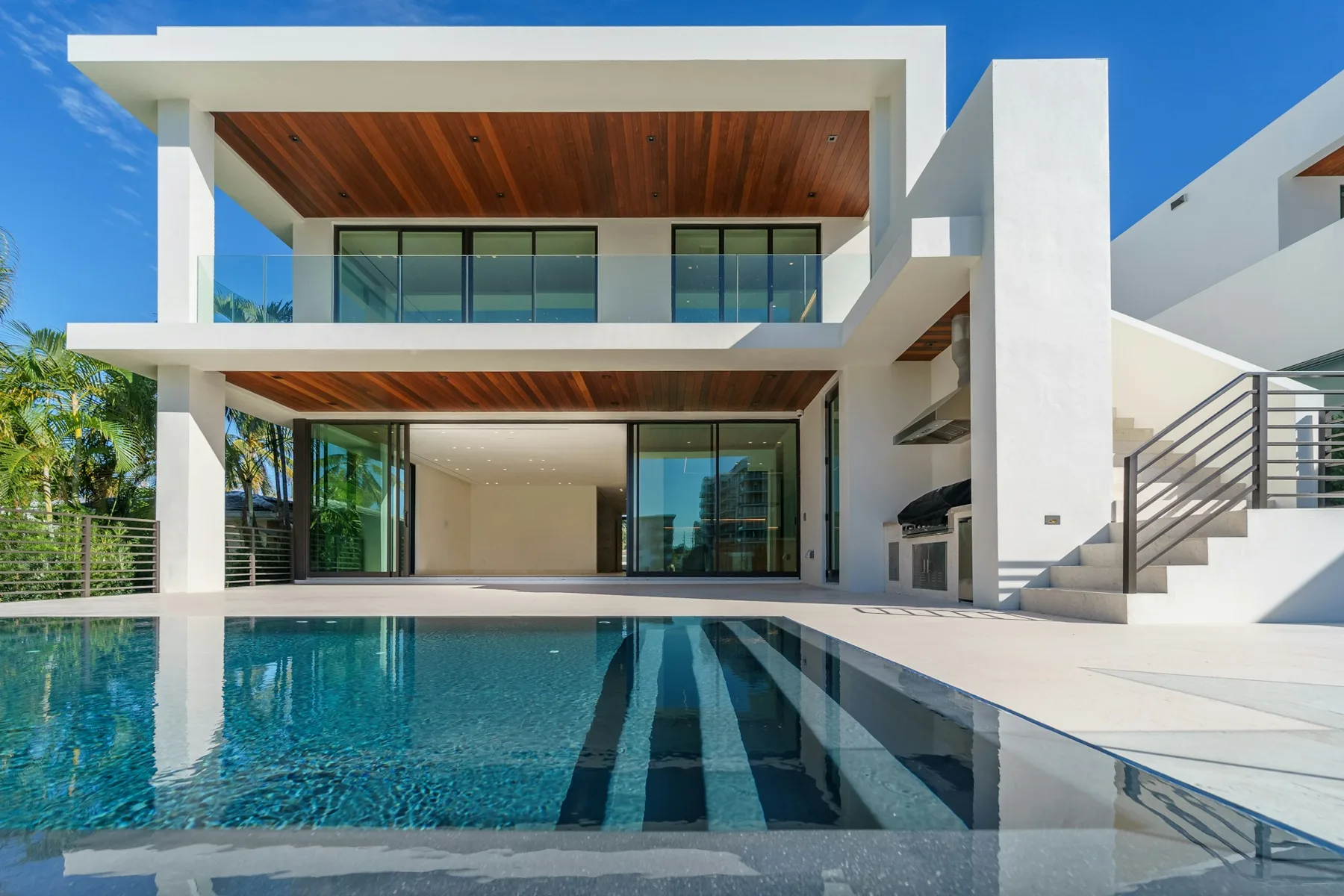 Arquitectura blanca y jardín junto a una piscina, fotografía de ambientación para la demo